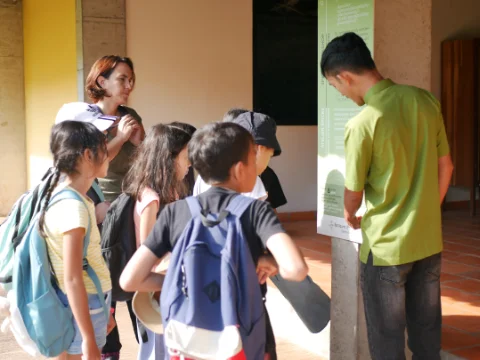 French speaking guide explains what spices goes inside curry recipe