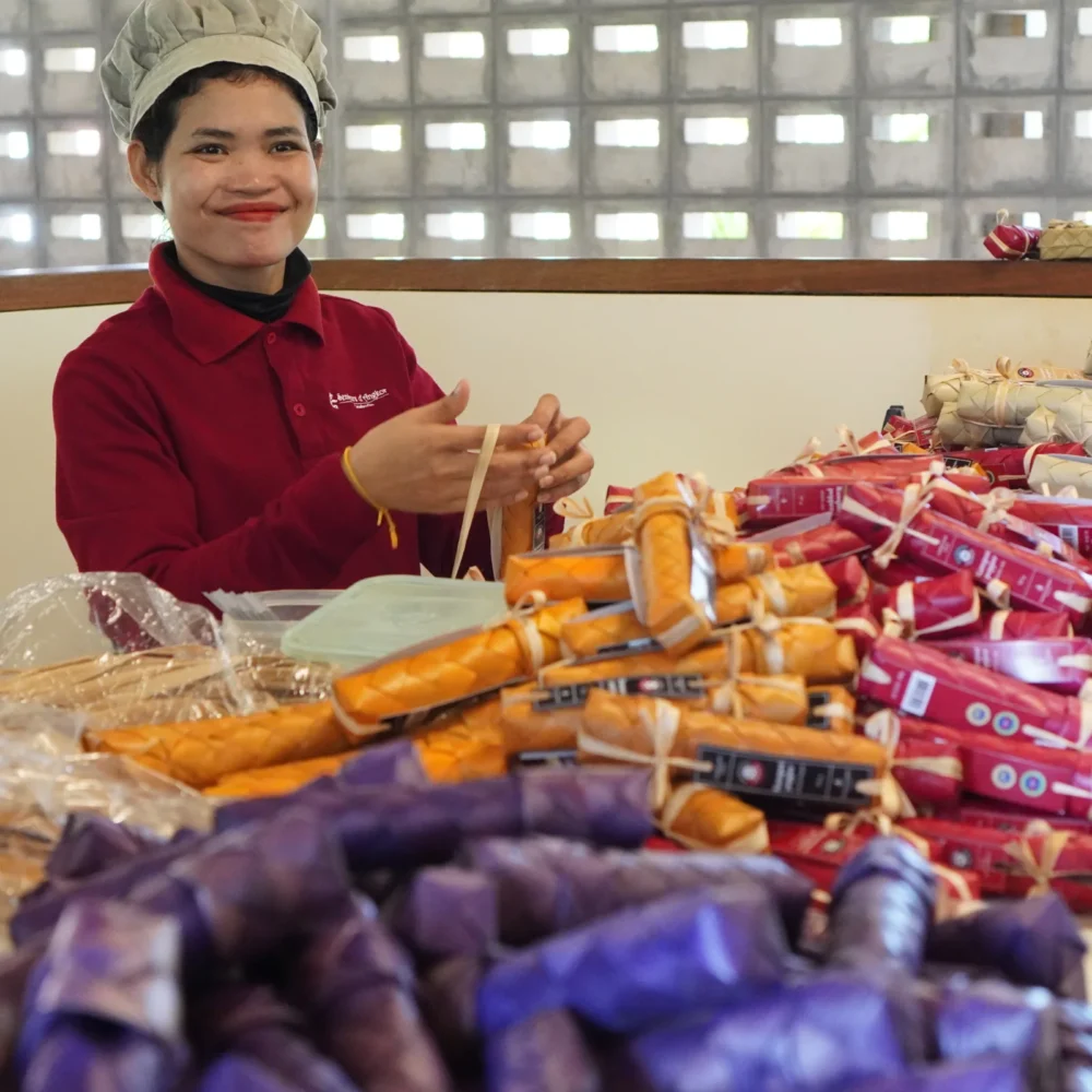 Senteurs d'Angkor employee packing spices