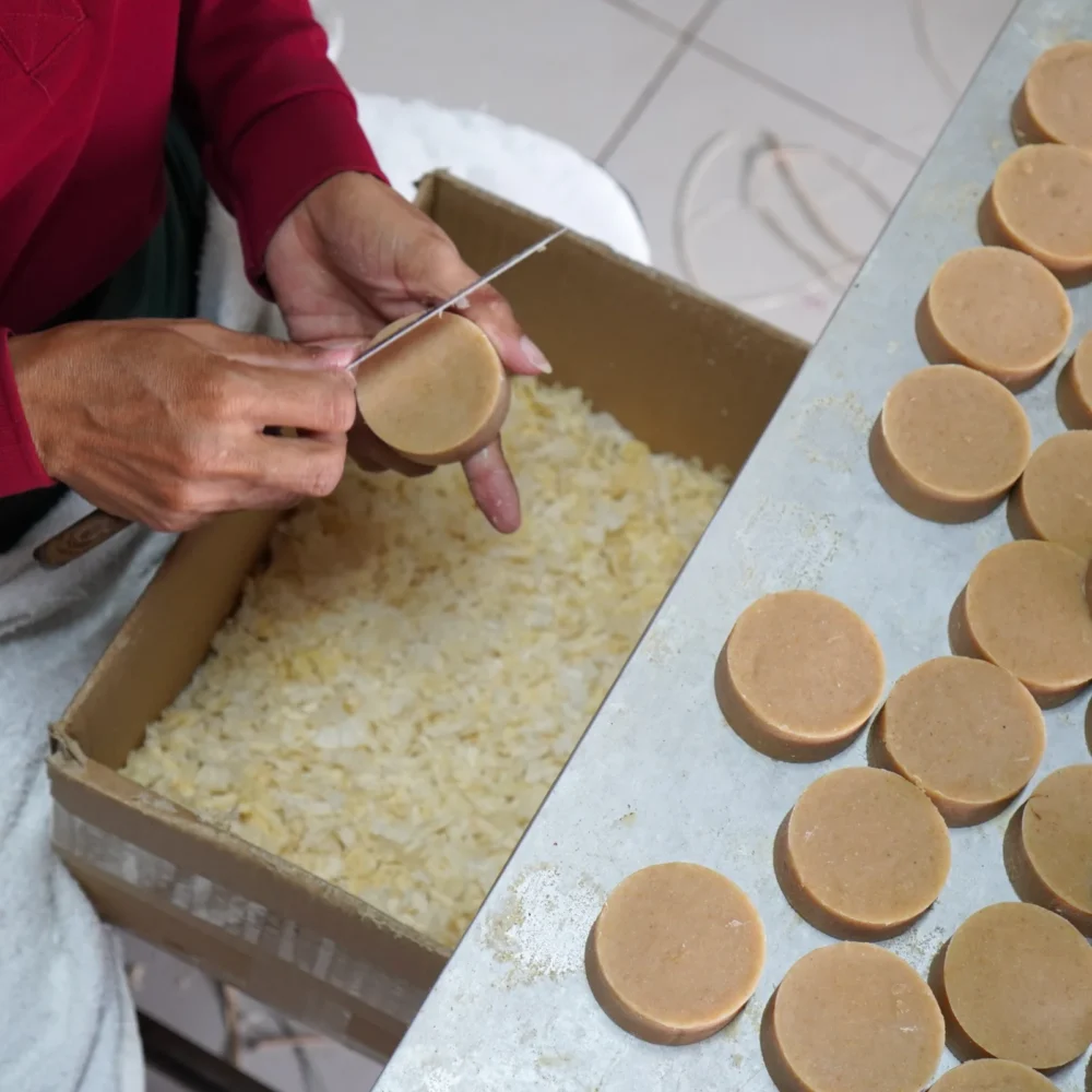 round soap, making process, cleaning edges