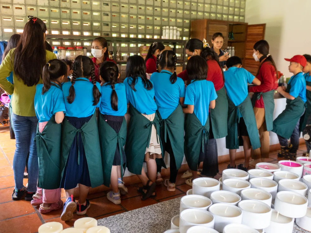 Students are learning how to make candles with the help of Senteurs d'Angkor dedicated teachers.