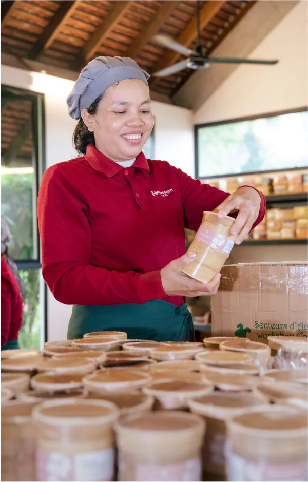 Artisan packaging pepper using natural palm sugar leaves