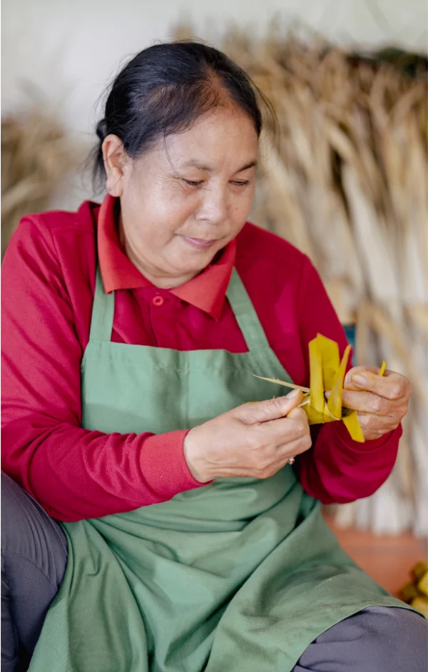 Artisan making "smok" boxes out of sugar palm leaves
