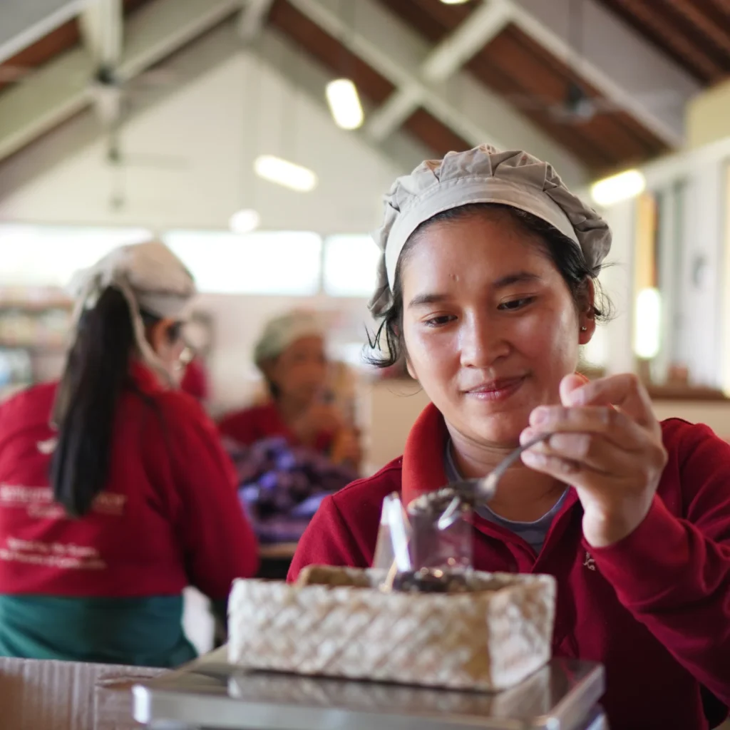 Packager is filling a wrapper with Kampot pepper