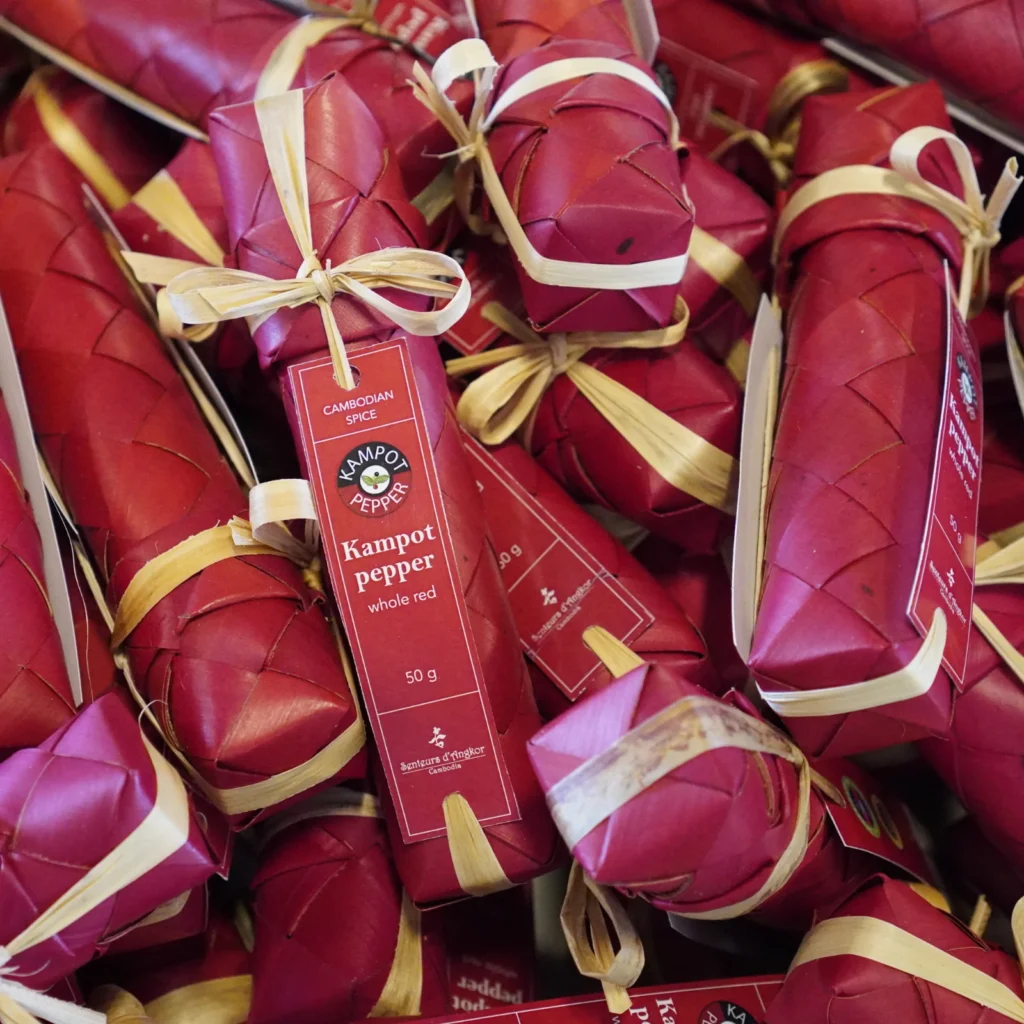 50 g of whole Kampot red pepper packed inside natural smok dyed in red.