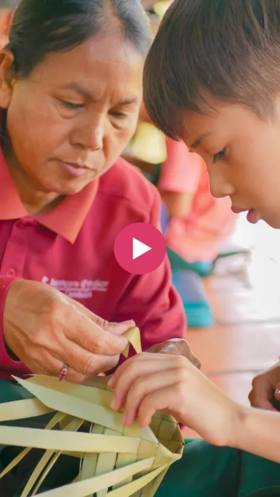 Video's thumbnail where a boy is learning how to weave a box.