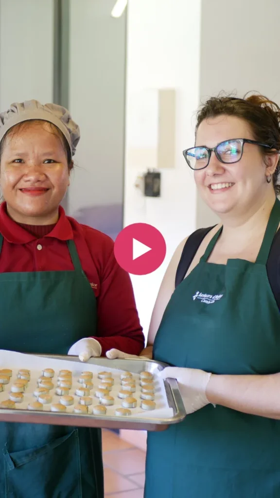 Video's thumbnail where a young woman is holding a tray of sugar palm candies ready to be cooked.